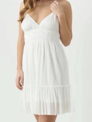 vit mini klänning  - köpt på sellpy, fint skick 🤍(finns en liten fläck som var där när jag köpte klänningen, går säkert bort!) justerbara band & korsad i ryggen 