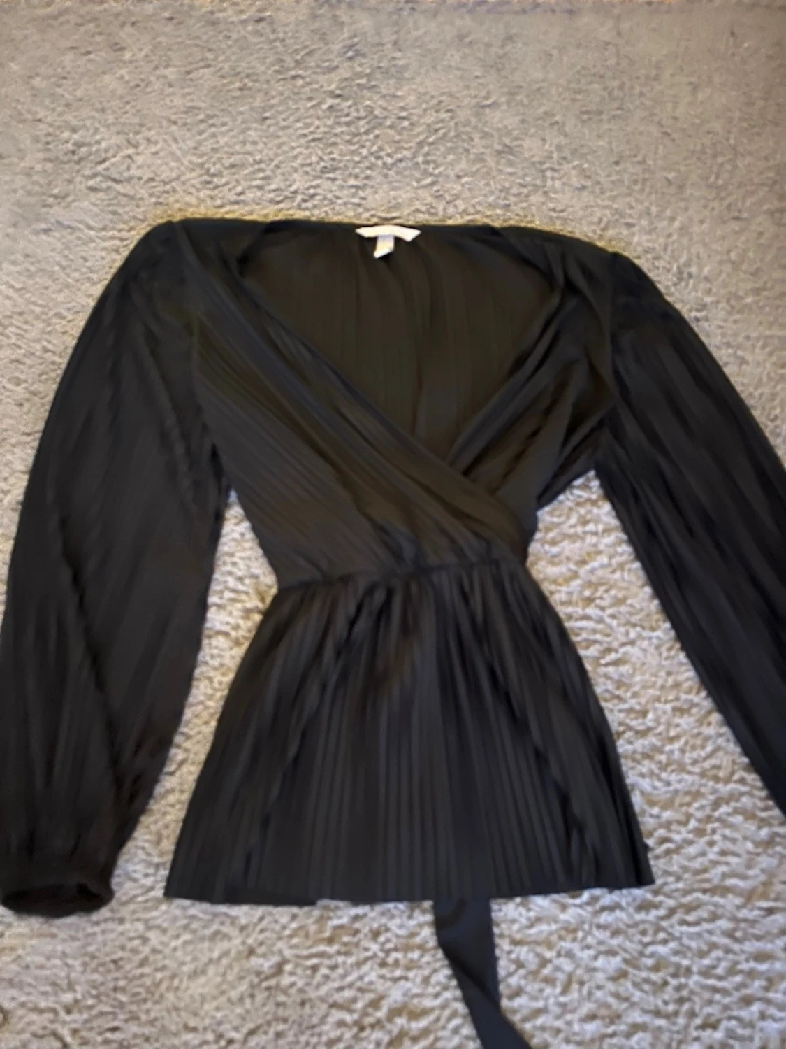 Svart omlottblus med plissering