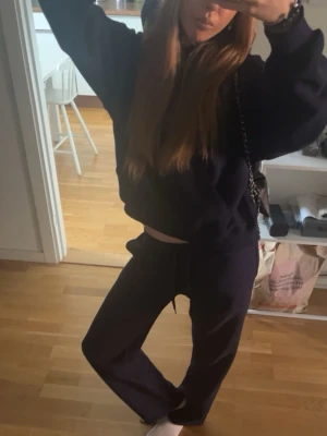 Mörkblått mjukissätt - Sååå fint mjukissätt från Gina Tricot i mörkblått. Hoodien är i Xs och byxorna i Xxs. Jätte bra skick och inga defekter. Ordinarie pris för hela sättet är 658. Jag säljer för att det är för litet, jag är 167 cm och byxorna slutar vid hälen. Kontakta mig vid fler frågor eller vid intresse!!💕💕