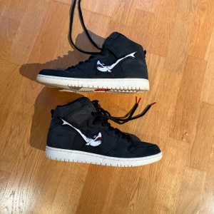 Nike SB Dunk High Oski Shark - Kom aldrig till användning inte riktigt min stil, testade en dag men varit förvarade sen dess. Ingen box därav priset. Strl 45,5