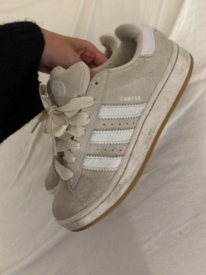 Beige adidas campus skor  - Snygga beige Adidas sneakers i mocka med klassiska ränder. Bekväma och lätta att matcha till både jeans och klänning 