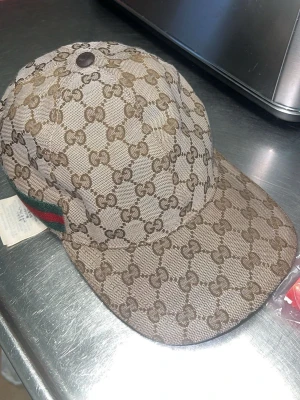 Gucci beige keps med GG-mönster - Tjena! Säljer nu min gg keps som är i helt okej skick! Hjäper en vän. Priset är inte hugget i sten.