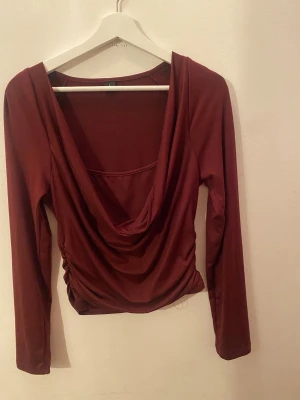 Vinröd långärmad topp med drapering - Jag säljer två oanvänd tröjan som inte faller för min stil 