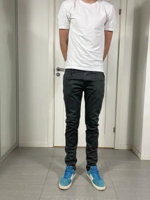 Replay Anbass Hyperflex Jeans  - Säljer nu dessa Replay Anbass Hyperflex jeans i grå/svart färg, skriv för fler bilder/frågor🙌🏼