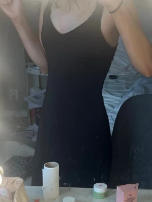 Svart klänning med v-ringning - Snygg svart klänning med v-ringad hals och smala axelband som korsas i ryggen. Klänningen har en enkel, stilren design och är kort i modellen. Perfekt för dig som gillar minimalistisk stil och vill ha något lätt och bekvämt. säljer den för den är för stor för mig och inte kommer till användning. Skriv om du har frågor 💕