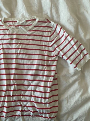 Randig topp från H&M - Säljer en stockholmsstil tröja från H&M i storlek XS. 