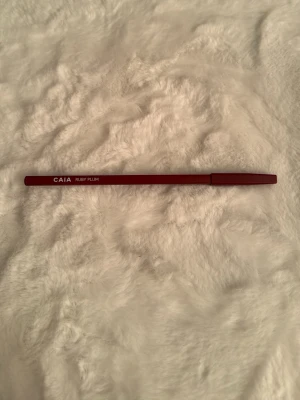 Caia läppenna - Ruby Plum  - Ny! I färgen ruby plum 