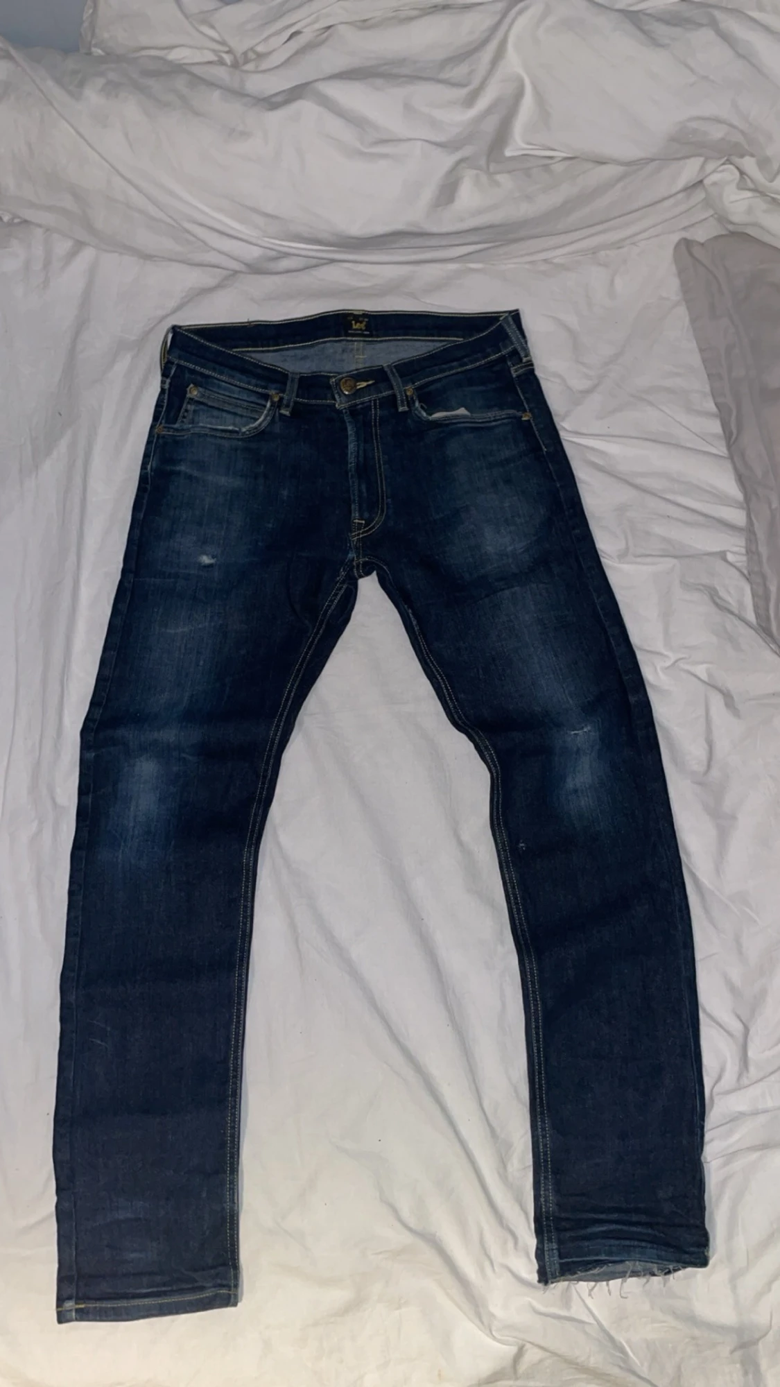 Mörkblå slim fit jeans från Lee