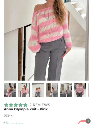 Design by si rosa stickad tröja - Trendig stickad tröja från design by si, rosa och vit randig, over sized och off shoulder