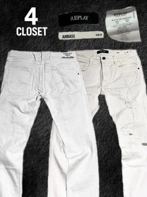 Vita Slitna Replay Anbass Jeans Slimfit W32 L32 - Unika vita jeans ifrån Replay med den klassiska slimfit modellen Anbass! Jeansen har riktigt unika slitningar och är del av den exklusiva kollektionen Broken Edge Replay! Skick - Mycket bra✅ Storlek - 32/32✅ Kontakta för frågor och eventuella prisförslag, priset går att diskutera!🤝