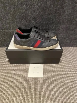 Gucci Ace Skor - Säljer nu dessa riktigt feta Gucci Ace skorna, dessa skorna är extremt populära ute just nu, storleken är 43 kan passa något större, skorna är självklart äkta! riktigt fint skick, nypris ligger runt 8500, vi säljer dem nu för 2799 vid fler frågor kring mer bilder eller liknande är det bara att höra av sig / AC Fashion 🤝