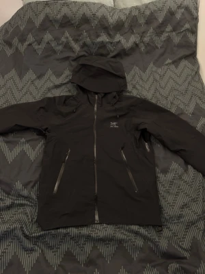 Svart regnjacka Gore-Tex - Svart regnjacka/regnjacka, inget märke. Helt ny