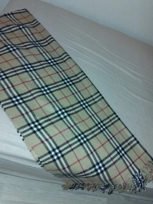 Sjal/halsduk  - Super snygg att bara slänga över axlarna eller använda som halsduk. Kan även användas som fin dekorations filt i soffan då den är bred! Helt oanvänd.