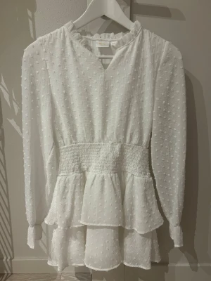 Vit klänning från Gina Tricot  - Supersöt vit kortklänning med volanger i storlek 146-152 