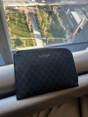 Lanvin smink väska - Riktig snygg lanvin smink/necessär den har 2 fack inne och ett stort på baksidan. Om man vill får man par en riktig trevlig hudkräm och lipbalm.