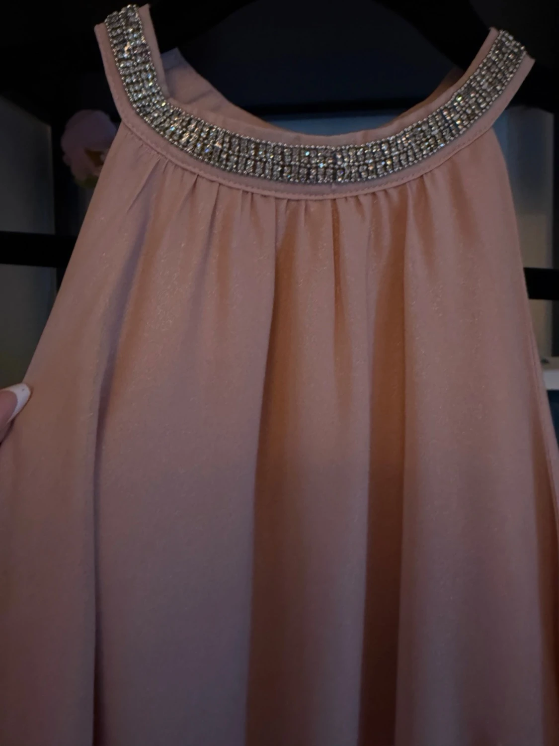 Ljusrosa klänning med strassdetalj - 1