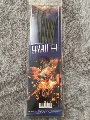 Tomtebloss Vulcan 16 cm - Ett paket tomtebloss från Vulcan, 16 cm långa. Perfekta för att skapa gnistrande effekter vid firanden och högtider. Kommer i en genomskinlig plastförpackning med blå etikett och gnistbild på framsidan. Metallpinnar med grå beläggning.