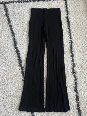 Leggingd - Säljer ett par svarta leggings från Alcott med ribbad linning. Modellen har utsvängda ben och är gjorda i ett mjukt, stretchigt material som sitter skönt på kroppen. Storlek S, kanske något mindre i storleken. Uppfattar dom som mid waist. Aldrig använda, endast tvättade 🖤