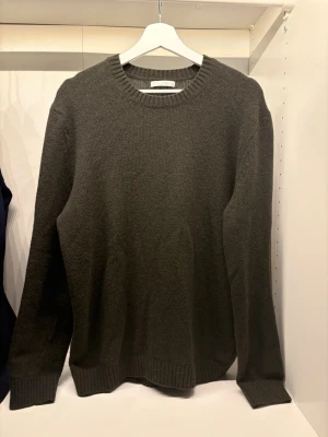 Mörkgrön stickad tröja från Zara - En enkel och stilren mörkgrön stickad tröja från Zara. Tröjan har rund halsringning. Perfekt för lager på lager och passar till det mesta. Har använt en gång så tröjan är i perfekt skick och har inga defekter. 