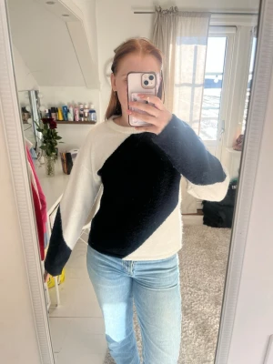 Svartvit stickad tröja med diagonal design - Gina Tricot tröja, storlek 170 men sitter som en S