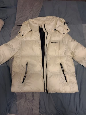 Vit pufferjacka från lowlights - Snygg vit pufferjacka från lowlights. Jackan har en oversized look och är vadderad för extra värme.