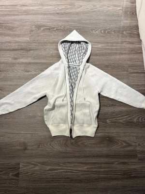 Väl känd märke zip up - Köpte en vecka sen och den kom idag, tyvärr passar den inte mig därför säljer jag den. Size S passar M pris kan diskuteras