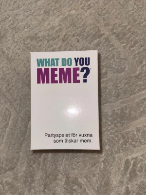 What Do You Meme? kortspel - Partyspel för skratt och galna memes! Perfekt för spelkvällar med vänner. 	•	saknas ett kort, men inget som märks eller förstör spelet  och i gott skick 	•	Roligt för alla som gillar humor och kreativa utmaningar