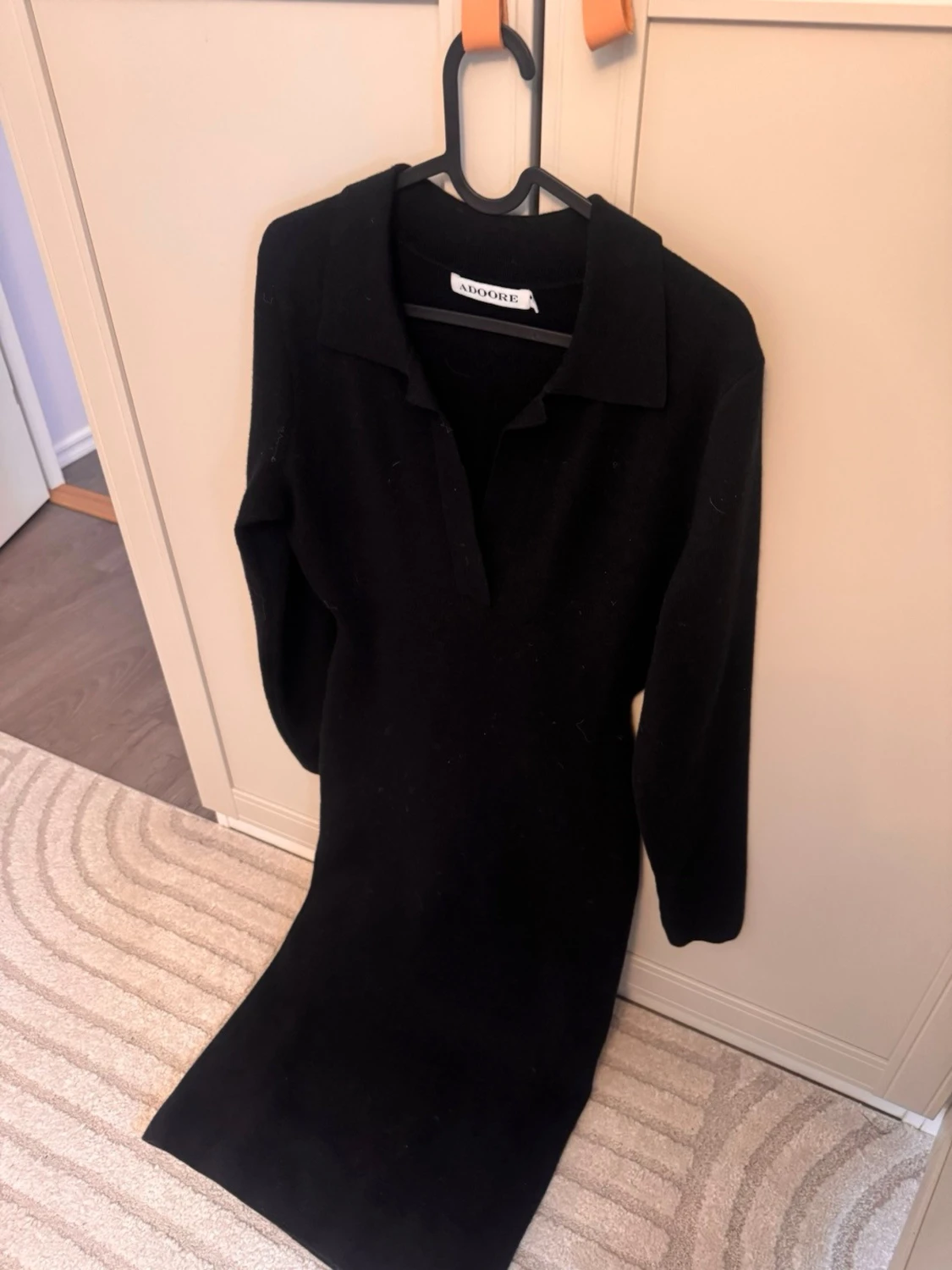 Svart långärmad stickad klänning Adoore - 1