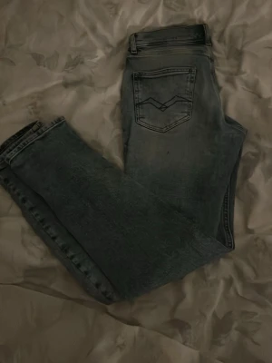 Ljusblåa tvättade jeans med smal passform - Snygga ljusblåa med tvättad look passar 158-64 bra 