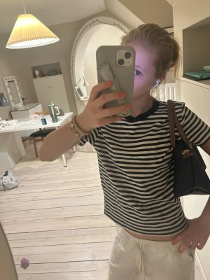 Randig svartvit t-shirt med kort ärm - Säljer en svartvit randig t-shirt med korta ärmar och rund hals. T-shirten har en klassisk passform och är perfekt för dig som gillar en enkel och stilren look. Materialet känns mjukt och bekvämt mot huden. Skriv vid frågor 💕💕