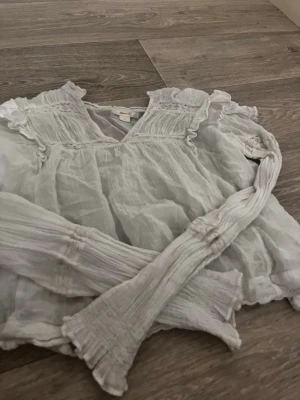 Vit blus - Söt vit blus från Gina, med volanger😊