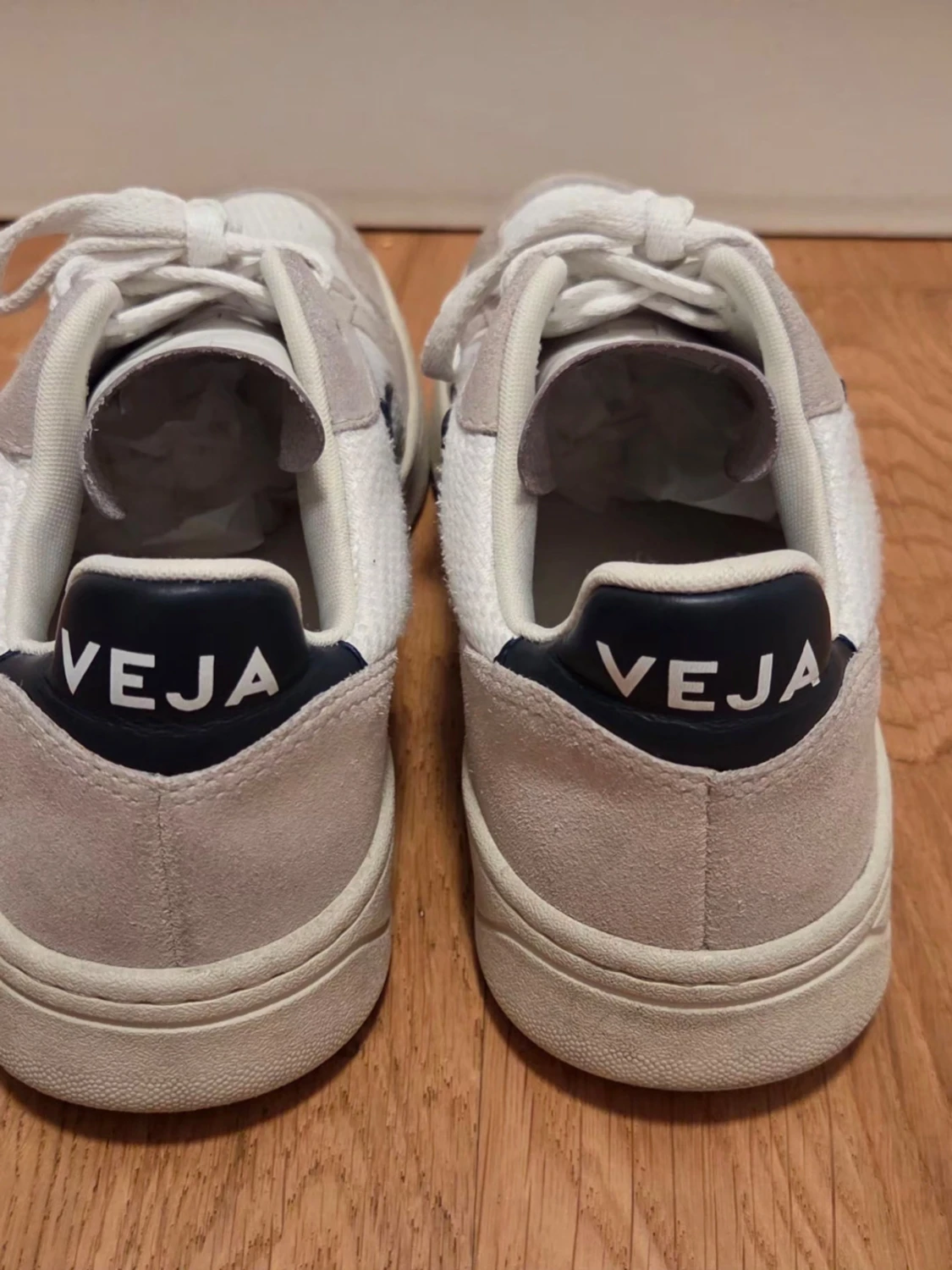 Vita Veja sneakers med blå detaljer - 1