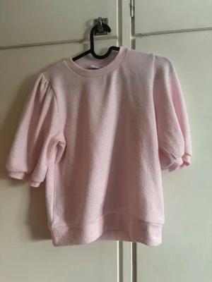 2 pack puffärm t shirts  - 2 pack med super söta puffärms t-shirts från Lager157, Knappt använda! Kan säljas enskilt för 50kr