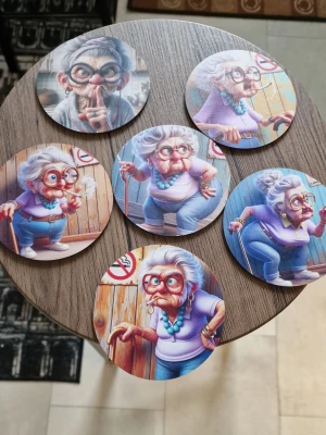 Glasunderlägg farmor - Glasunderlägg farmor. 6-stycken av trä med farmorillustrationer. 10 cm. Perfekt för alla vanliga glas och koppar.