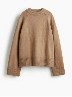 Stickad tröja  - Jättesöt beige stickad tröja från H&M, storlek M och köptes för nån vecka sen men aldrig använts!!💕💕