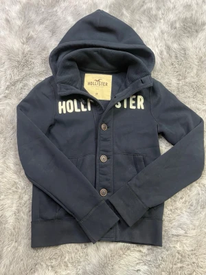 Hollister hoodie - Säljer denna sällsynta och mycket eftertraktade Hollister hoodie | Storlek M | Skick 9/10 | Vid eventuella frågor hör gärna av dig och erbjuder bra pris vid köp av bundle 😁✅