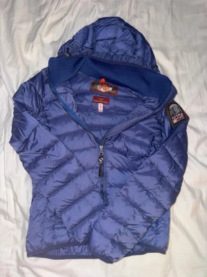 Blå parajumper jacka - Blå parajumper jacka, sparsamt använd, pris kan gå ner lite grann, är s men sitter xs