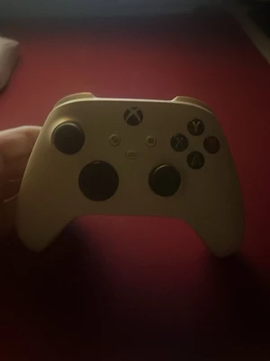 Vit Xbox Series-handkontroll - Snygg vit Xbox Series-handkontroll med klassisk layout, två analoga spakar, styrkors och svarta knappar. Ergonomisk form för skönt grepp och tillverkad i tålig plast. Perfekt för gaming på både Xbox och PC.