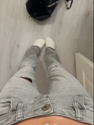 Ljusgrå slitna jeans med hål - Jätte snygga ltb jeans i storlek 25/30, säljer pga förstora. Helt okej skick då de är nersprättade där nere så de är lite längre, även ett litet hål (se bild 3).  Priset går att diskuteras  