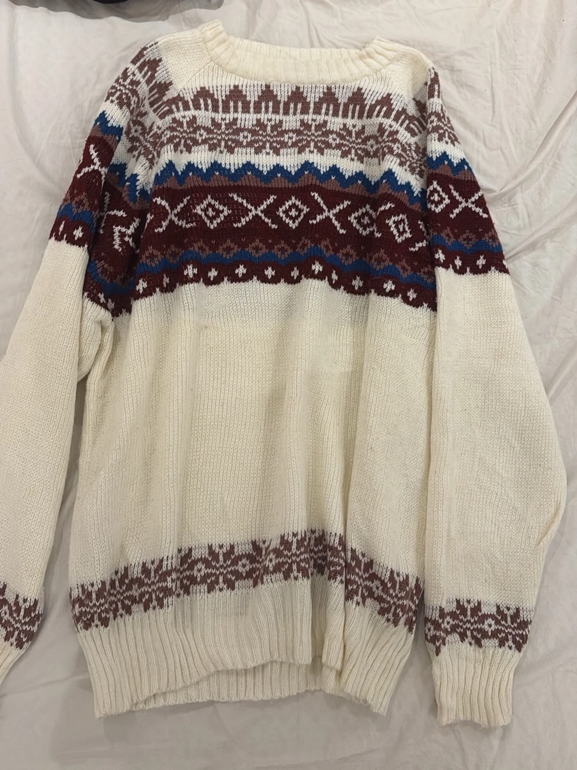 Stickad tröja med mönster i vinrött