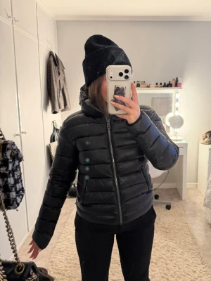 Svart pufferjacka från Colmar - Lägger ut en intressekoll på min super snygga colmar jacka🥰den är knappt använd, som ny Finns inga skavanker på de  Storlek 44 men sitter som en S❤️(italiensk storlek)