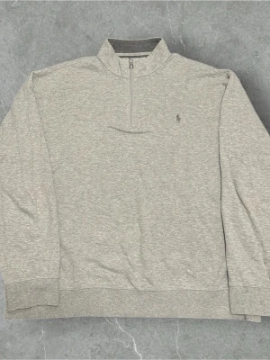 Ralph Lauren Half Zip Grå - 📍Storlek:XL  💪🏽Skick:Mycket bra   📐Mått:Längd:71cm:Bred:55:cm  📎Material:100%Bomull  📦Skickar alltid inom 24h  💸Köp fler plagg för att få billigare pris  ✅Äkthetsgaranti