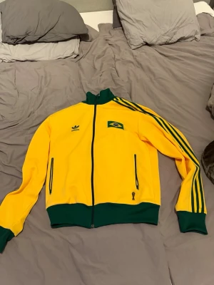 Gul Brasil Adidas track jacket - Gul Adidas retro jacka från som släpptes inför VM 1974.