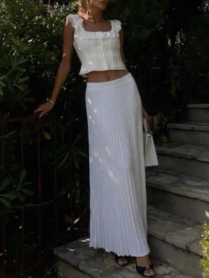 Vit lång kjol från NA-KD - Storlek S. På sista bild ser man ett litet litet hål som ej syns när man bär kjolen. 