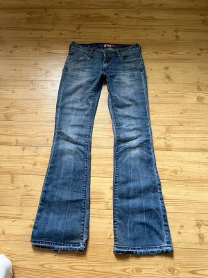 Lågmidjade bootcut jeans  - Säljer ett par utav mina favorit jeans. Så coola och unika detaljer. Passar XS/S. Bra skick! Innerbenslängd: 83cm Midjemått: 38cm Midjehöjd: 19cm Bredden längst ner: 23cm Kom privat för fler bilder eller frågor                      