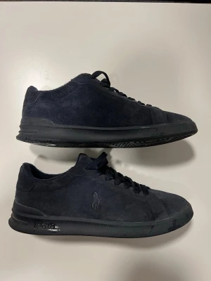 POLO RALPH LAURENHERITAGE COURT II SUEDE SNEAKER - POLO RALPH LAUREN HERITAGE COURT II SUEDE SNEAKER storlek 41 använda max 3 gånger 