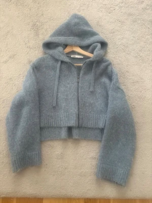 Stickad hoodie från Zara - Kommer inte till användning storlek xs-s. Vet inte nypris då jag köpte den på Vinted men säljer för 150kr (går att diskutera) en liten defekt som syns på sista bilden men man tänker inte på den!☺️