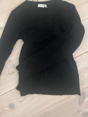 Svart stickad tröja  - en svart stickad tröja från vila i stprlek xs men skulle säga mer S. den är köpt på plick men kanppt använd🫰 har tvättat den men bilden togs innan så därför ser den kanske lite smitsig it men den är i inte det, skriv för frågor!!❤️❤️