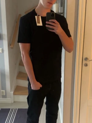 5 pack t shirts - Pier one 5 pack t-shirts i svart färg i storlek L. Jätte sköna t shirts i bomull med go passform. Använda ca 1-2 gånger. Är 194 på bilden och väger 82 kg