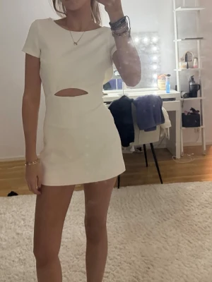 Studentklänning - Vit miniklänning från Zara med shorts